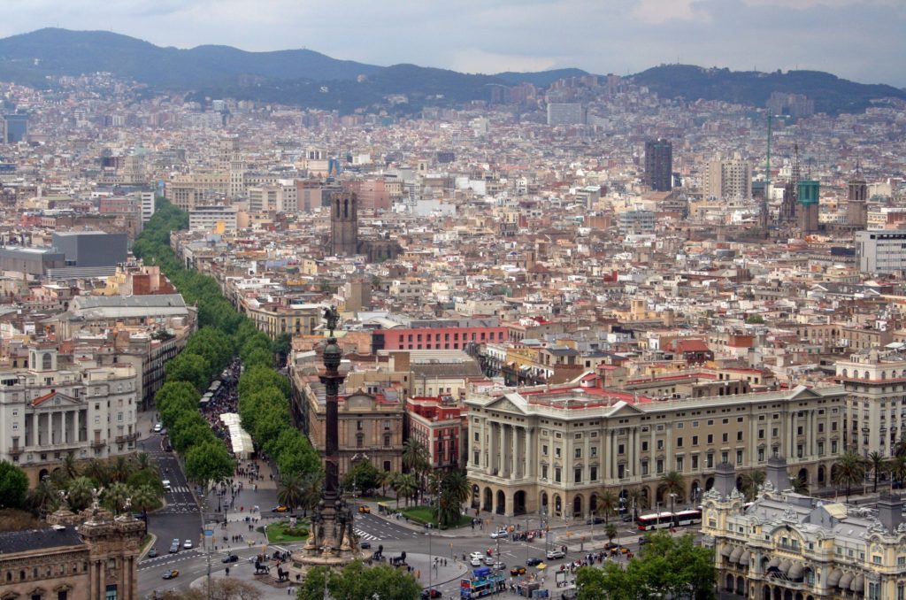 Barcelona-vista panoramica Las Ramblas-foto By Bert Kaufmann Wikimedia Commons