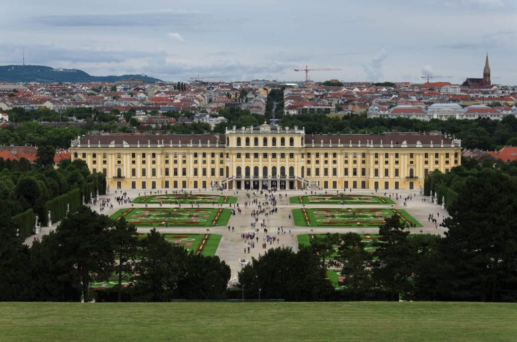 Viena, Palacio de Schonbrunn-foto By Yelkrokoyade Wikimedia Commons