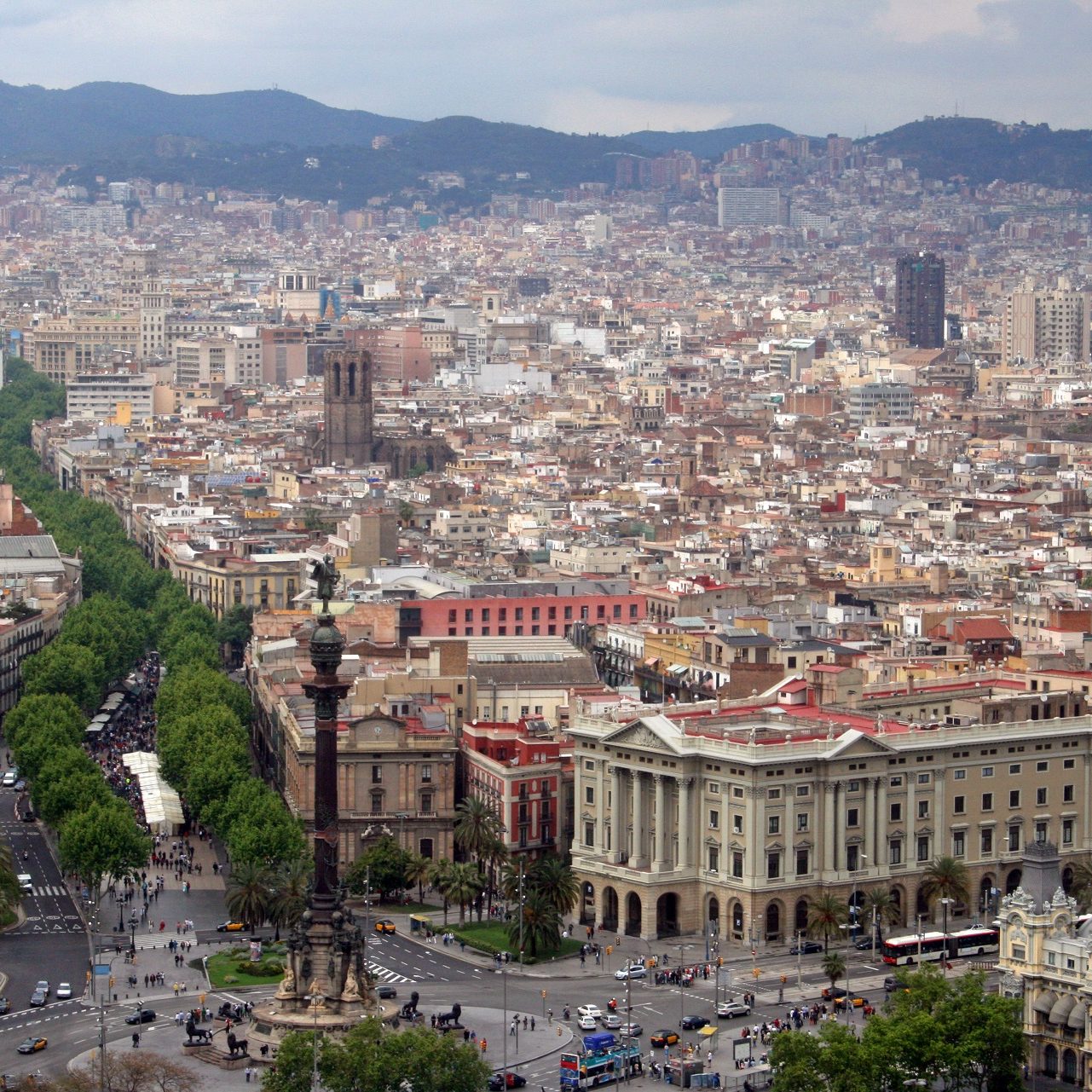 Barcelona-vista panoramica Las Ramblas-foto By Bert Kaufmann Wikimedia Commons