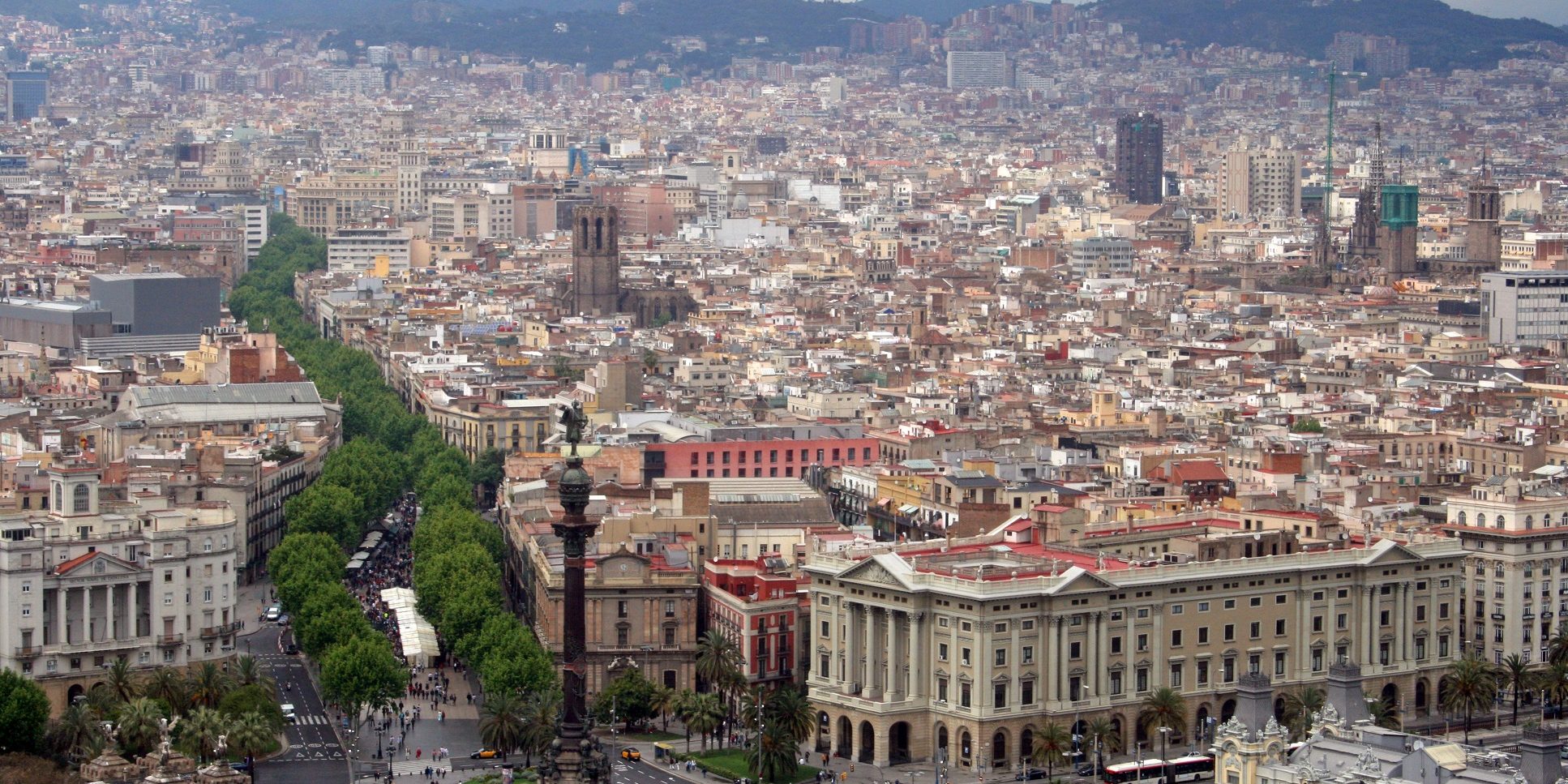 Barcelona-vista panoramica Las Ramblas-foto By Bert Kaufmann Wikimedia Commons